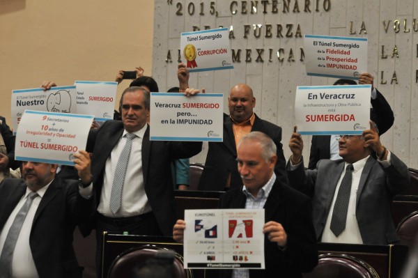 Durante la comparecencia los diputados del PAN sacaron pancartas contra el Tunel/Fotover
