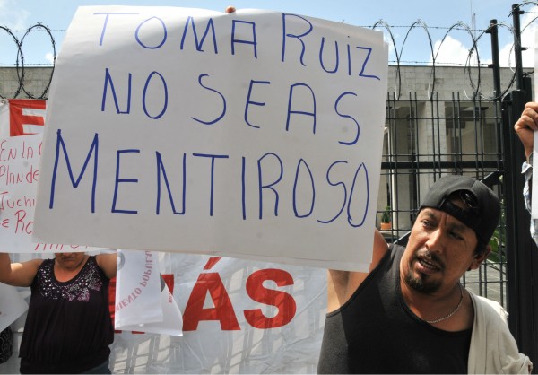 Afuera de la sede del Congreso de Veracruz le llovieron la protestas en contra del funcionario duartista/Fotover