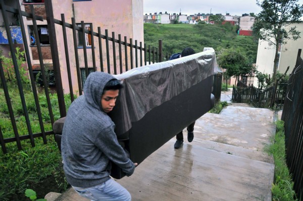 Los vecinos tuvieron que sacar algunas pertenencias de sus departamentos por el temor del colapso/Fotover