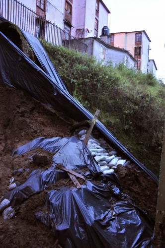 El fuerte aguacero deayer viernes provocó el deslave e inundaciones en el edificio Techacapan “D” de Xalapa 2000&Fotover