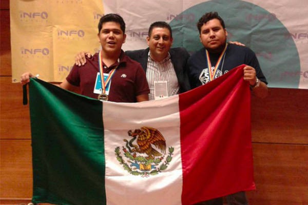 En la imagen se observa a los estudiantes Alejandro Jahuey y Jesús Hernández. Foto: Twitter