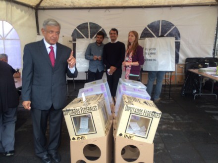 AMLO a la hora de emitir su voto/ Foto Eduardo Medina/Proceso