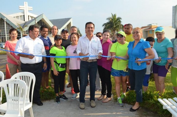 Estrenan bulevar corredores de Costa de Oro, Miguel Yunes cortó listón inaugural