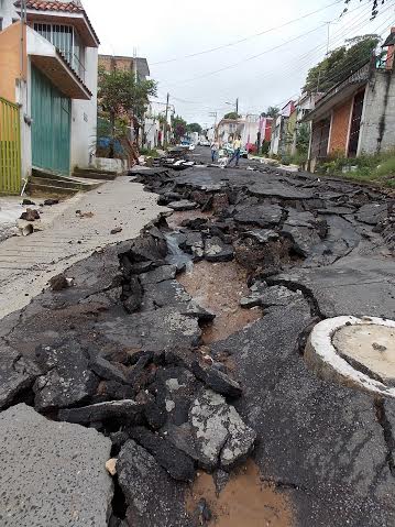 Personal de obras públicas y comisión del agua contribuyeron a la afectación de esta importante avenida en la colonia Santa Rosa/ F. de Luna