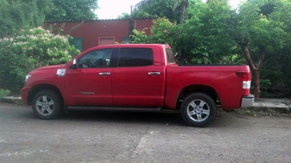 Su camioneta Toyota Tundra color rojo, doble cabina, modelo 2010 y con placas XU75550 del estado de Veracruz fue abandonada y tenía rastros de sangre/ Foto Plumas Libres