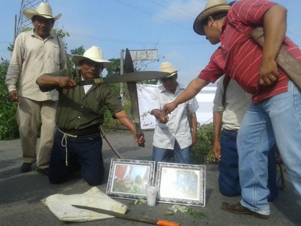 Los campesinos bloquearon autopista Veracruz- Coatzacoalcos con fotografías de Duarte y Lagos para que les cumplan con las obras / Foto Plumas Libres