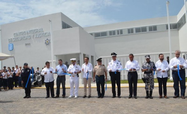Con una inversión de 30 millones de pesos, el ayuntamiento que preside Miguel Yunes Márquez entregó un centro de apoyo al trabajo de los elementos de la armada de México