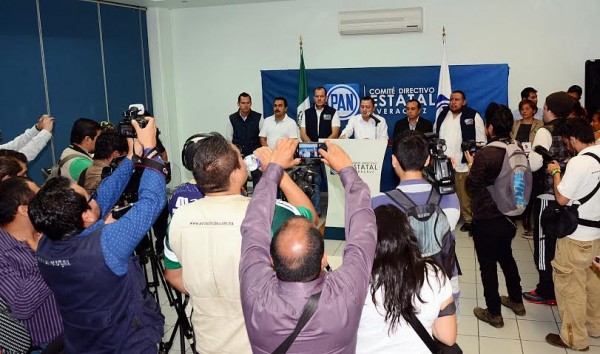 El gobierno estatal, está operando elección para el PRI, dice Jesús Mancha líder del PAN en rueda de prensa