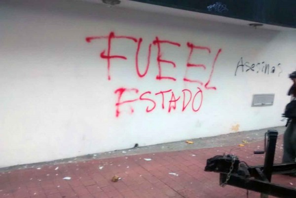 Xalapa, Ver.- En la marcha también realizaron pintas de protesta/ FOTOVER