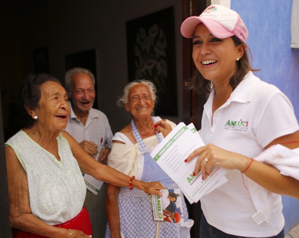 Anilú Ingram Vallines candidata del PRI-Verde por Veracruz, rebasó los topes de campaña e INE no hizo nada