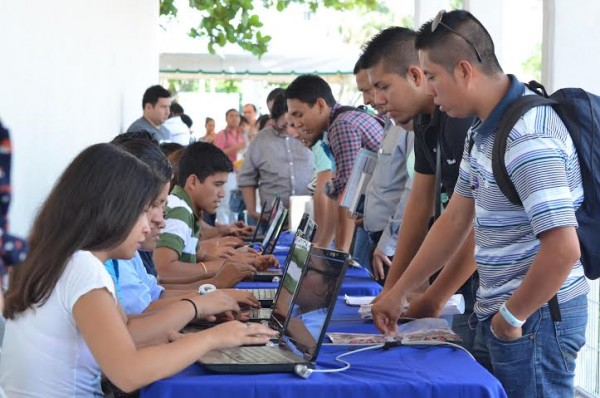 Cientos de jóvenes llegaron a buscar un empleo