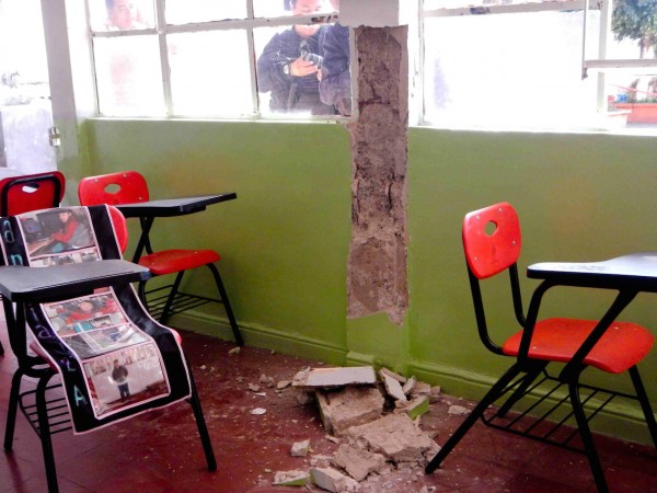 Aspectos de la Escuela Primaria Leopoldo Kiel, donde la mañana del 4 de octubre se cayó parte de los muros y los alumnos fueron reubicados/ padres de familia se manifestaron para exigir a las autoridades correspondientes en especial a Espacios Educativos ya que se encuentran dos muros a punto de caer/Fotover