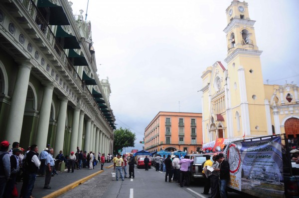 Campesinos y artesanos protestaron porque no los dejan trabajar sin exigirles mordida/ FOTO: GUSTAVO MARIO CID/FOTOVER.
