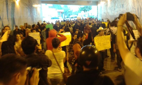 Familiares de agredidos y otros jóvenes estudiantes de abrieron de los anarquístas que sólo provocaron violencia/ Fco. de Luna