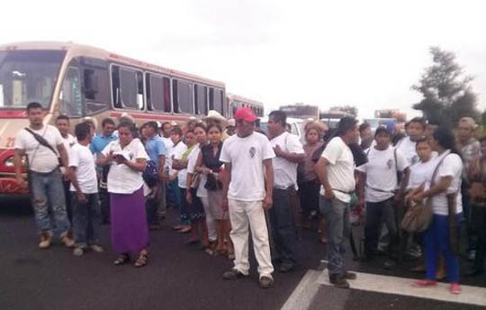 Mandó Arturo Bermudez cientos de policias a cerrarles el paso a campesinos que venian del sur a protestar a Xalapa/ Foto NOTIVER