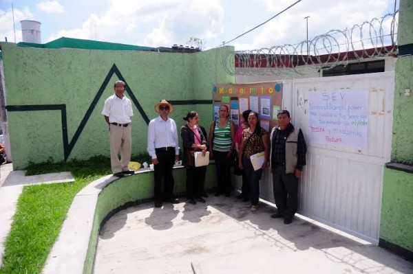 Los padres tomaron el plantel en demanda que Flavino Ríos Alvarado desquite el sueldo que gana como flamante secretario de Educación y resuelva el problema/FOTOVER