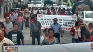 "Los exámenes están hechos para rompernos la madre", dicen los profesores en la protesta/ F.Plumas Libres