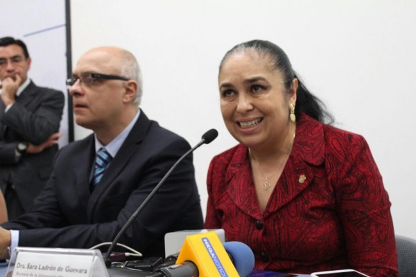 Sara Ladrón esta mañana durante una conferencia de prensa que ofreció a medios de comunicación dondo lamentó los "actos vandálicos" en la edificio de rectoría UV/fotover