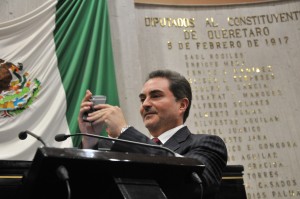 Tomas Ruíz tomó fotografias a los panistas cuantos estos sacaban pancartas contra el Tunel Sumerdido. Se hizo el payaso"/Fotover