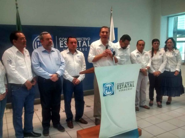 El gobernador de Puebla, Rafael Moreno Valle en su visita a la sede del PAN en Xalapa en Mayo/Fotover