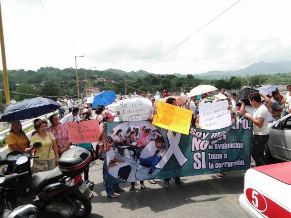 Alrededor de 50 profesores, tomaron el puente “Rafael Murillo Vidal”, en la carretera Misantla-Xalapa obstruyendo el tránsito/ Fotover