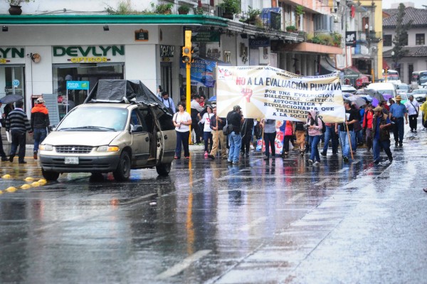 Los profesores marcharon en Xalapa bajo la lluvia/Fotover