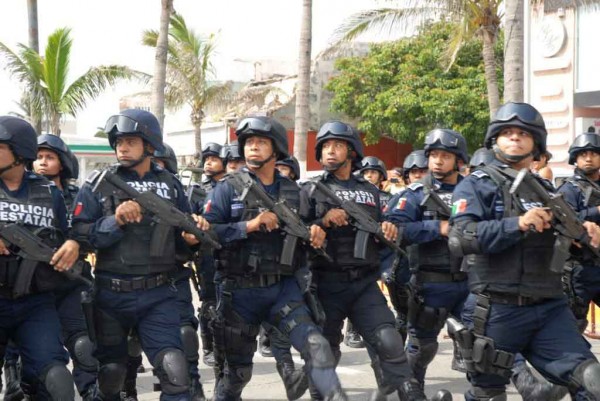 Veracruz, Ver.- La secretaria de Protección Civil, Yolanda Gutiérrez Carlín, en compañía del secretario de Turismo, Harry Grappa Guzmán, autoridades municipales y federales dieron el Banderazo del Operativo Vacacional de Verano 2015, donde participaron cuerpos de rescate, elementos de Fuerza Civil, Cruz Roja, Ejercito Mexicano, Policía Federal, Bomberos y Protección Civil. FOTO: VÍCTOR SEVIOLLANO/FOTOVER.