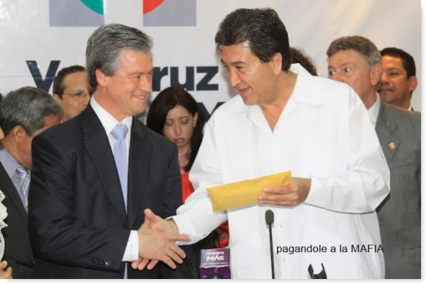El 11 de Mayo del año 2011, Gerardo Buganza acudió ante el entonces lider del PRI estatal Héctor Yunes Landa a pagar las cuotas que lo acreditaban como destacado militante del PRI. La foto habla por sí misma y lo descubre en su intención de ser "candidato independiente".