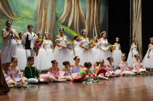 Participan en Festival de Verano de Cidanza y son evaluadas por un primer bailarin cubano