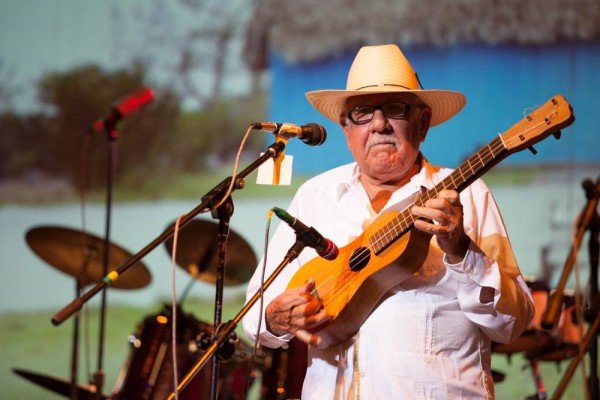 Don Andrés Vega, sonero/Plumas Libres