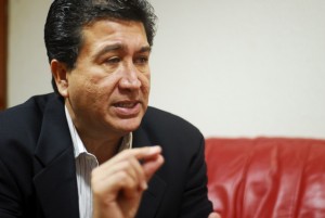 Tal y como lo comentamos Héctor Yunes Landa se la pasa viajando por el mundo, los problemas reales del estado no le importan "ni tantito"