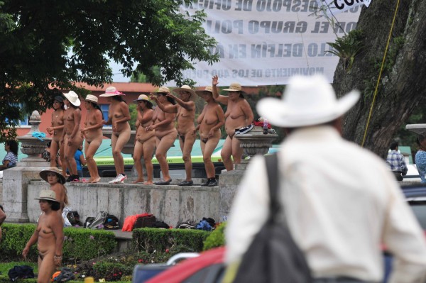 Mujeres de los 400 Pueblos bailan desnudan completamente en glorita de la avenida Xalapa 