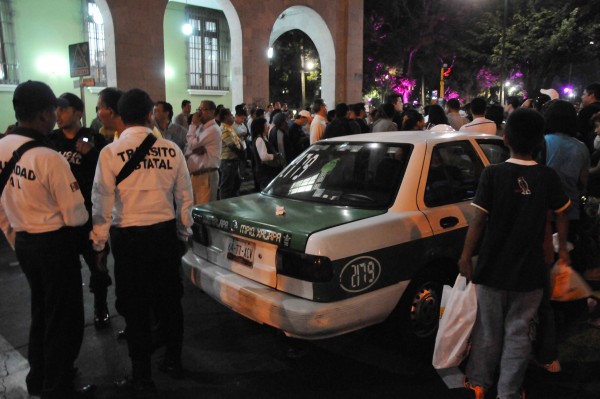 La unidad FC-2558 impactó al taxi 2179 que conducía Jonathan Sánchez y policias se negaban a responder por el daño/ Fotover