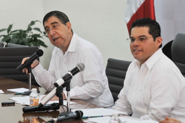 En conferencia de prensa el Secretario de Finanzas Antonio Gómez Pelegrin en compañía del titular del IPE, Armando Adriano Fabre/Fotover