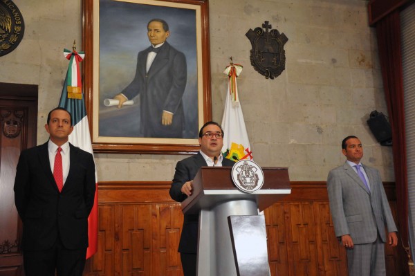 En conferencia de prensa esta mañana en palacio de gobierno el gobernador, Javier Duarte de Ochoa, en compañía del Secretario de Seguridad Publica Arturo Bermúdez Zurita y del Fiscal de Veracruz Ángel Bravo Contreras/Fotover
