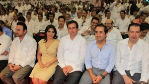Hasta los dos senadores por Veracruz el priísta José Yunes Zorrilla y el panista Fernando Yunes Márquez fueron de "acarreados" al informe del destapado Héctor Yunes