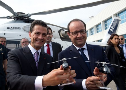 Peña y Hollande visitan fábrica de helicópteros en Francia. Foto: AP / Alain Jocard