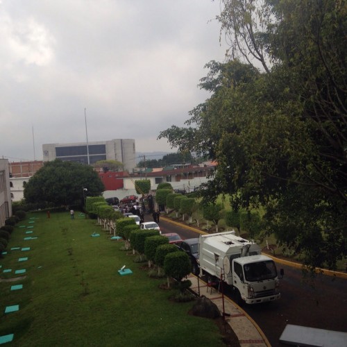 Los profesores también tiene bloqueada la entrada de acceso al estacionamiento del Palacio Legislativo/Plumas Libres