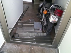 Con barretas rompieron protecciones de ventanas e hicieron destrozos en el interior robando y llevándose al señor Edgar Nahúm García Flores de 34 años
