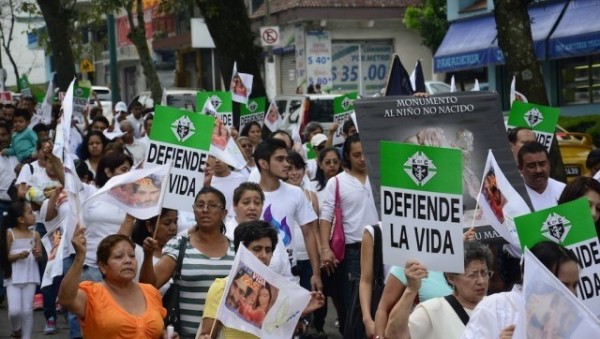 En la marcha la iglesia llamó a los homosexuales a acercarse a la iglesia para que se "curen" de esa enfermedad viviendo con Dios