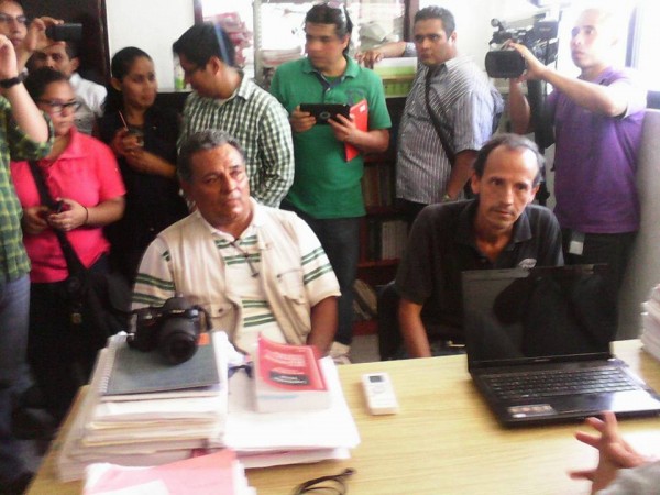 Momentos en que los periodistas presentan denuncia por las agresiones que sufrieron/Plumas Libres