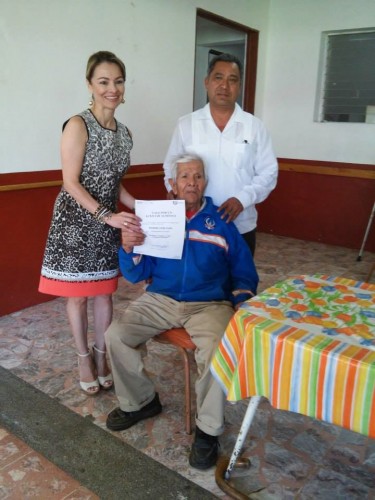 María Guadalupe Álvarez Gudini directora del DIF Coatepec y el síndico único del municipio profesor Julio Hernández Ramírez en la entrega de auxiliares auditivos