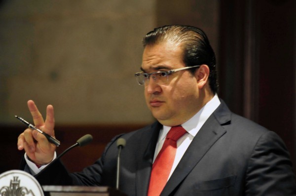 Javier Duarte de Ochoa cotinúa endeudando las finanzas de Veracruz, pero nadie sabe en qué se invierten tantos préstamos