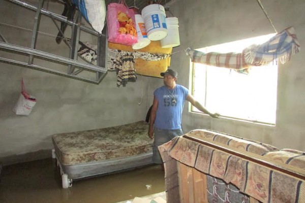 Pobladores no fueron avisados y se les metió el río en casa llevándose pertenencias/ Foto Plumas Libres