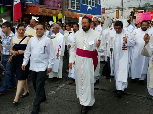 Hipólito Reyes Larios arzobispo de Xalapa encabezó la marcha de protesta en contra del aval a unión de parejas gays