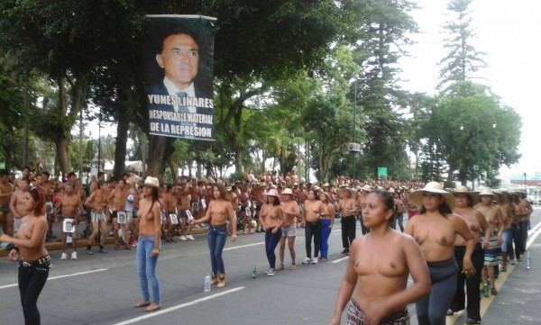 Los 400 pueblos se encuentran en Xalapa y ayer míercoles mujeres de esta organización marcharon semi desnudas por el centro de la ciudad/Fotover