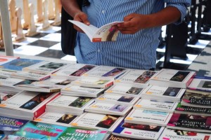 Afectada por la mala situación económica del país, la gente prefiere comer que leer por ahora