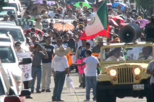 Ante la continuación de despidos en complejos de Pemex en sur de Veracruz, obreros salen a protestar/ Foto Plumas Libres
