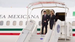 Mientras Enrique Peña Nieto y Angélica Rivera pasean por Francia junto con una comitiva como de 250 personas, alguien dejó  libre al Chapo Guzmán