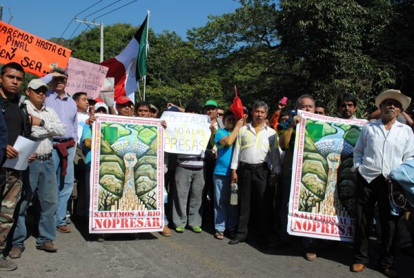 En todo Veracruz, los pobladores se han organizado para defender los ríos de explotación por empresas privadas que autorizó Javier Duarte y gobierno de EPN